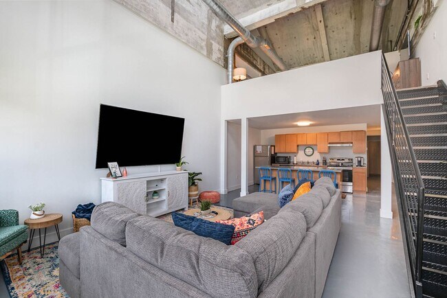 Foto del edificio - Renovated 100+ year old industrial factory converted to open loft concept