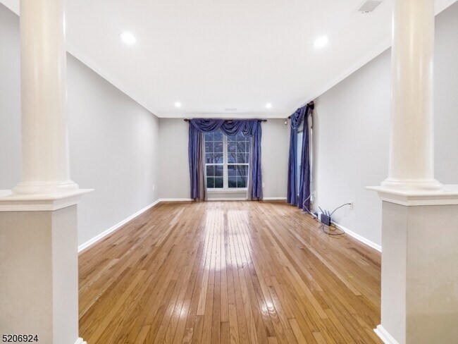 Building Photo - 49 Mayflower Dr
