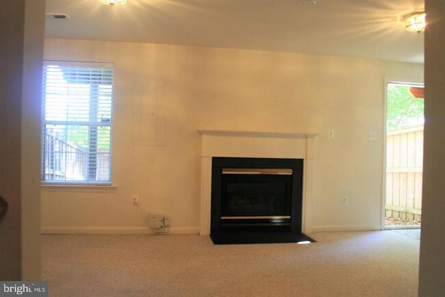 Building Photo - 5619 Glenwood Mews Dr