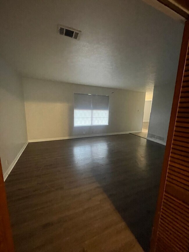 Building Photo - Single-Family Home: 3 bed, 2 bath