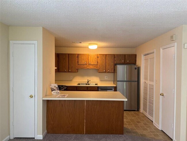 Building Photo - 1600 Oakpoint Dr SW