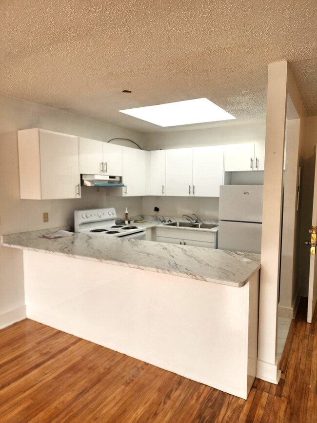 Building Photo - 2122 Queen St