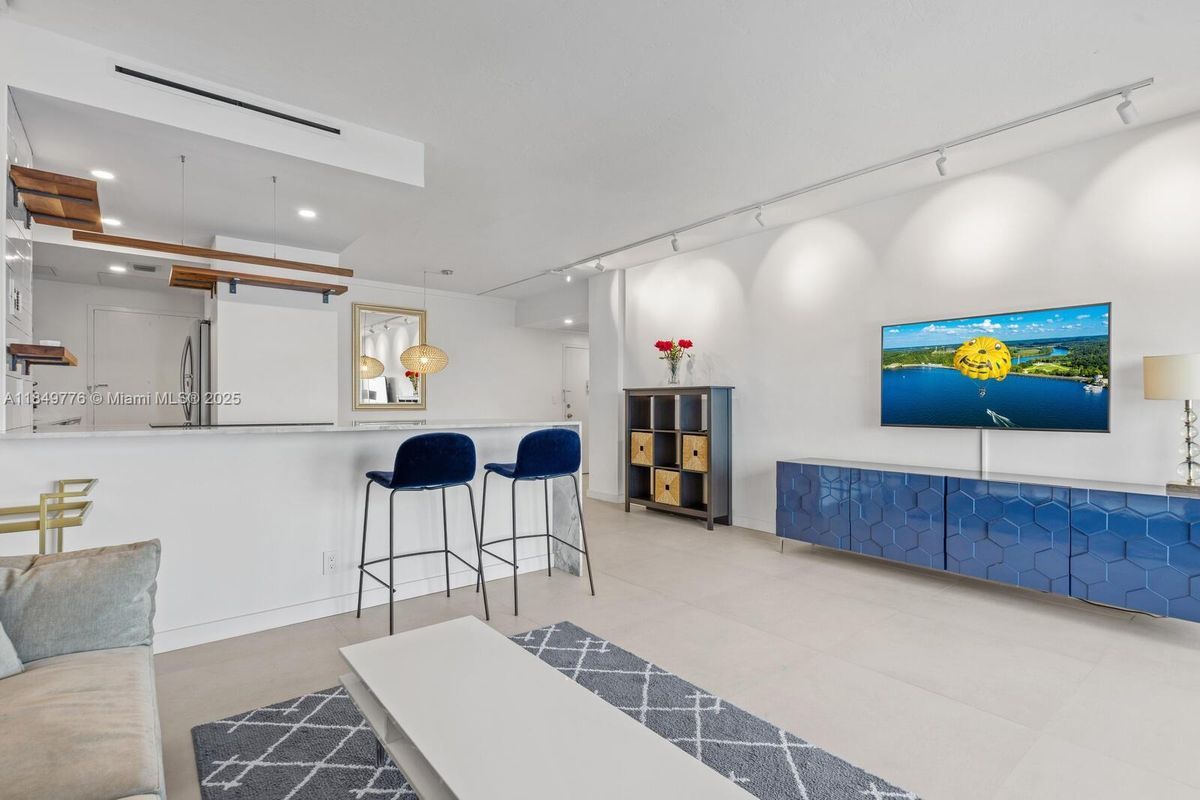 Foto del edificio - 880 NE 69th St