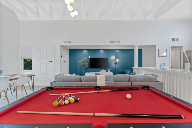 Building Photo - 909 E Camelback Rd