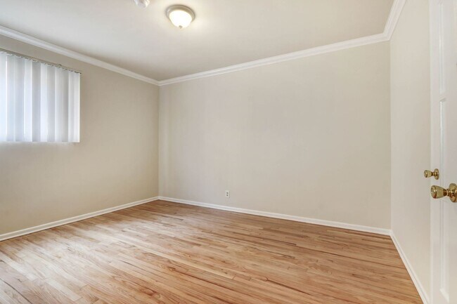 Foto del edificio - 3144-3152 S. Barrington Ave in Mar Vista - Has a Pool!