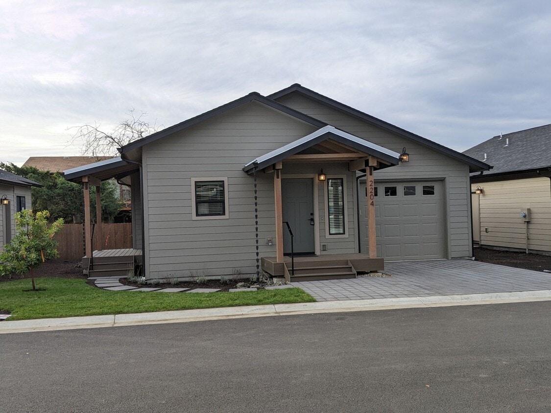 Foto principal - Gorgeous 2-Bedroom, 2-Bath Home In Eugene!