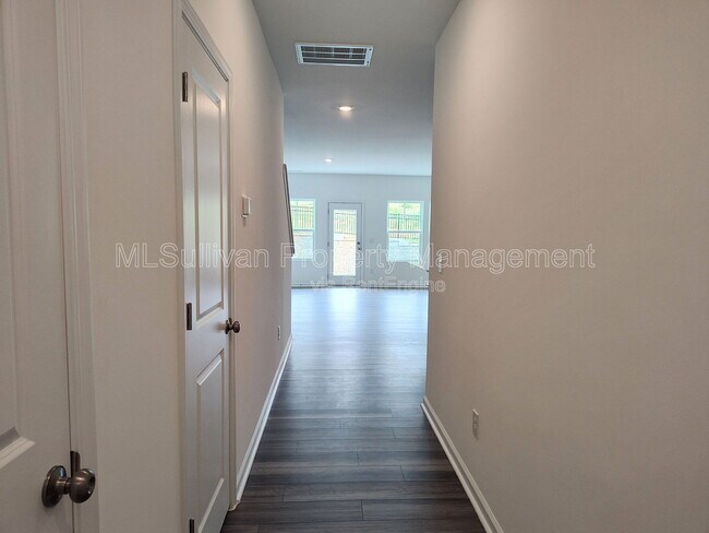 Foto del edificio - 875 Pilot St