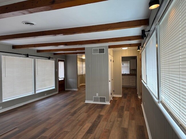 Building Photo - Ranch Style 3 Bedroom 1 Bathroom Single Fa...