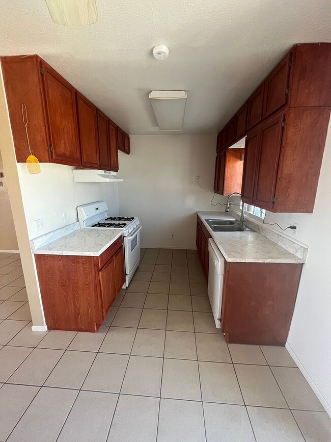 Building Photo - 3 Bedroom 2 Bathroom Home!