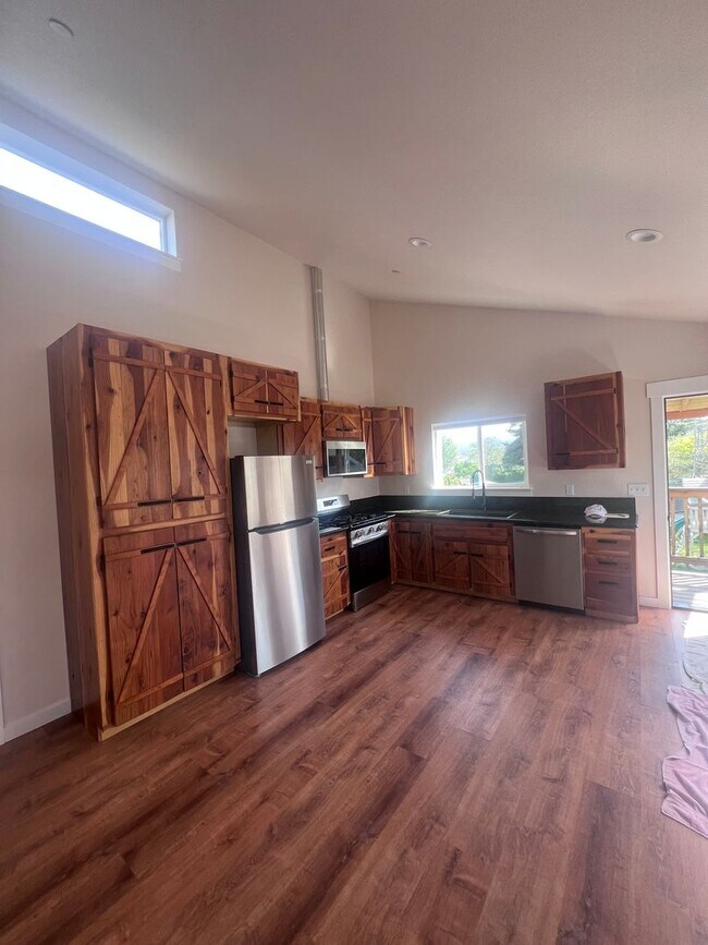 Foto del edificio - 2 Bedroom 1 bath house with extra large double car garage and extra storage space!