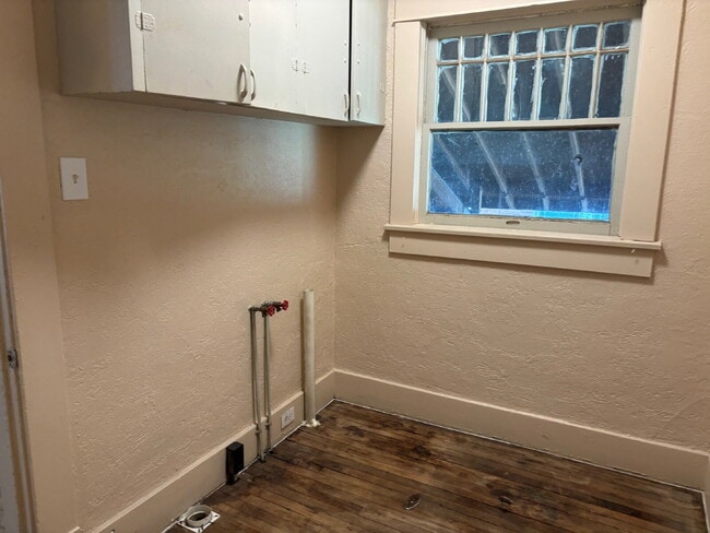 Building Photo - 2 bedroom 1 bath Duplex for rent. ALL Util...