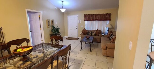 Foto del edificio - Single Family Pool Home - 4 bedroom, 2 bath