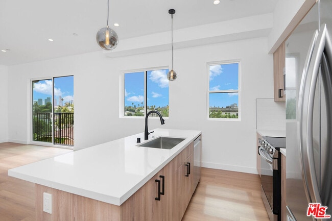 Foto del edificio - 726 Robinson St