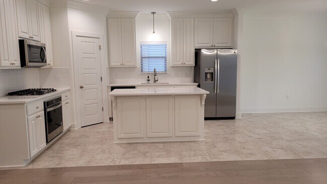 Building Photo - Beautiful 3 bed 2 bath home with office!