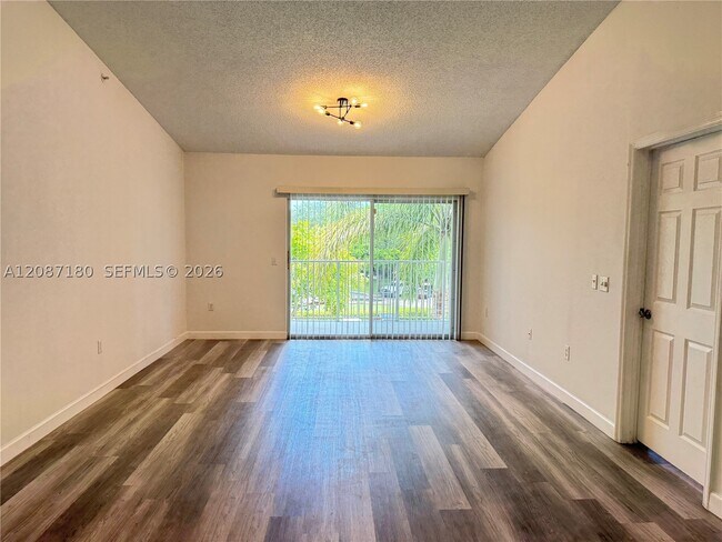 Foto del edificio - 5045 Wiles Rd