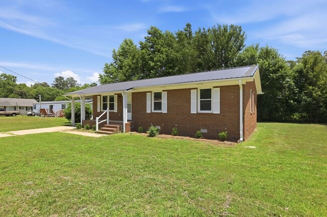 Building Photo - Charming 1,025 sq ft single-family home offering 3 bedrooms and 2 full bathrooms—perfect for comf...