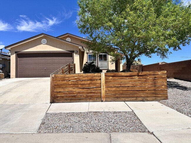 Foto del edificio - 4 Bedroom 2 Bathroom with 2 Car Garage