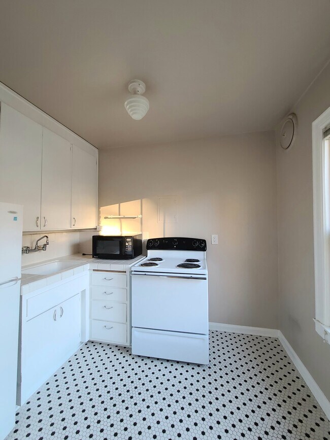 Building Photo - 956 10th Avenue East, Unit 105