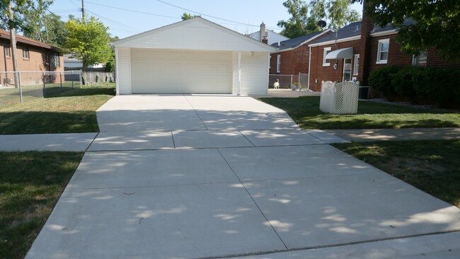 Building Photo - 14317 Trenton Rd