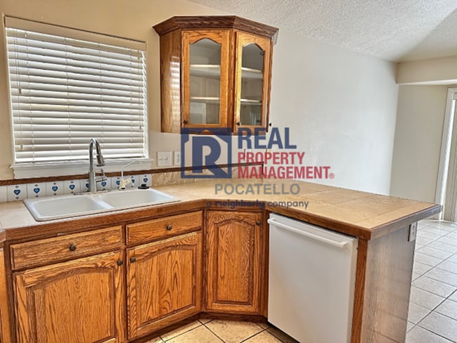 Building Photo - Beautiful 4 bedroom 3 bath house - attached garage