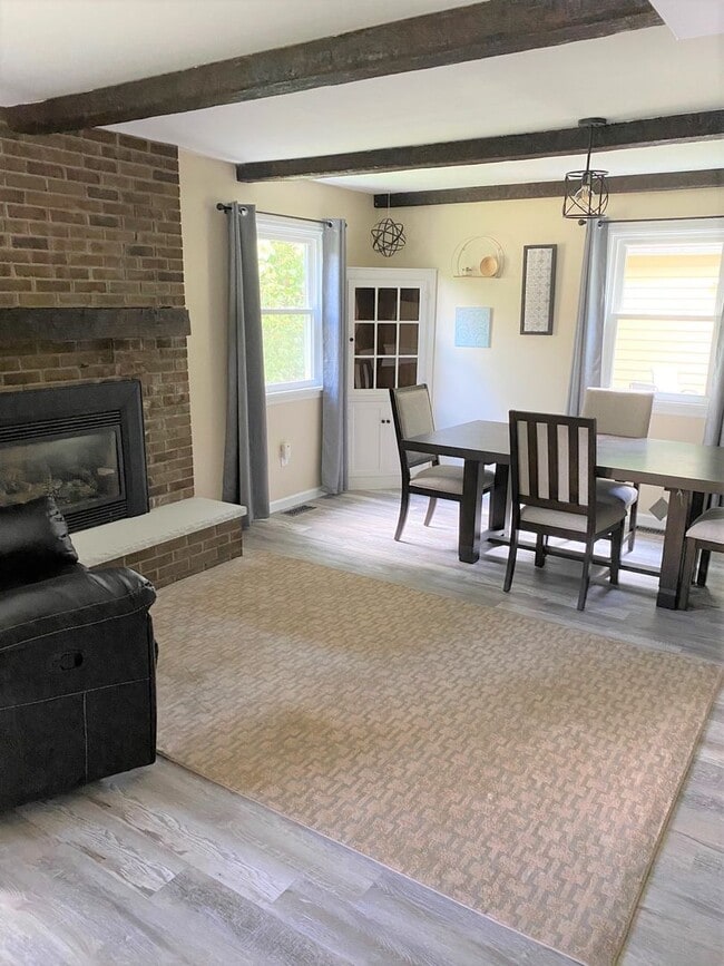 Building Photo - 3 bedroom student house located on a quiet...