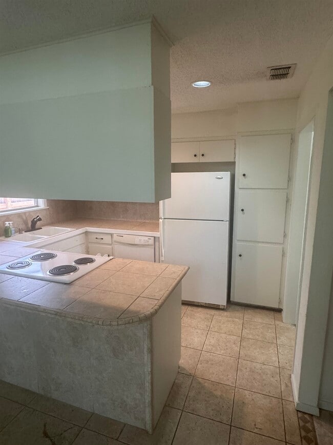Building Photo - 808 Hi Cir W