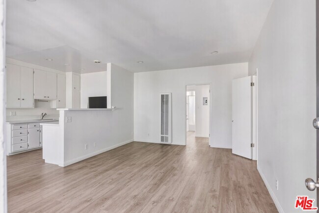 Foto del edificio - 11746 Goshen Ave