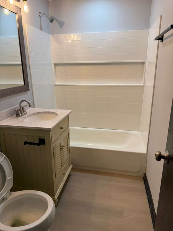 Building Photo - 1379 River Dr