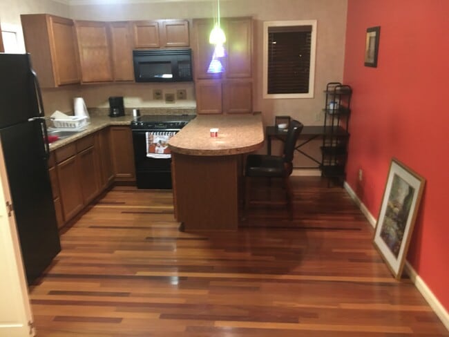 Breakfast bar and desk - 2077 Davie Ave