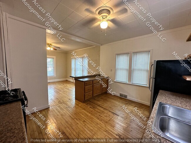 Building Photo - Medical Mile Two Bedroom with parking!