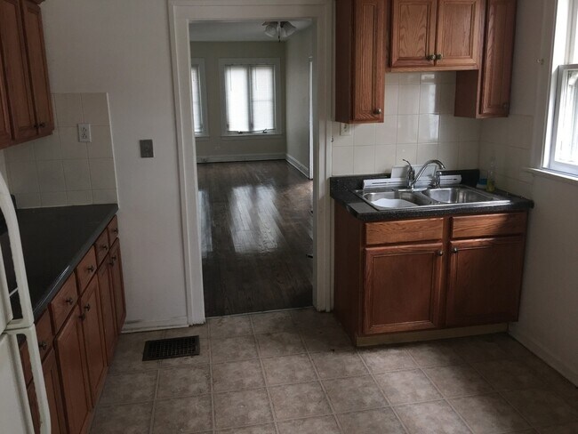 Kitchen alternate - 9840 S Drexel Ave