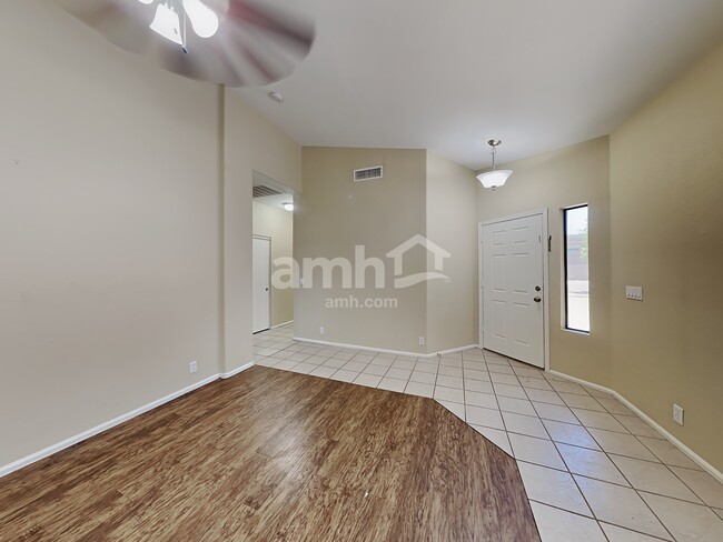 Foto del edificio - 8746 W Cherry Hills Dr