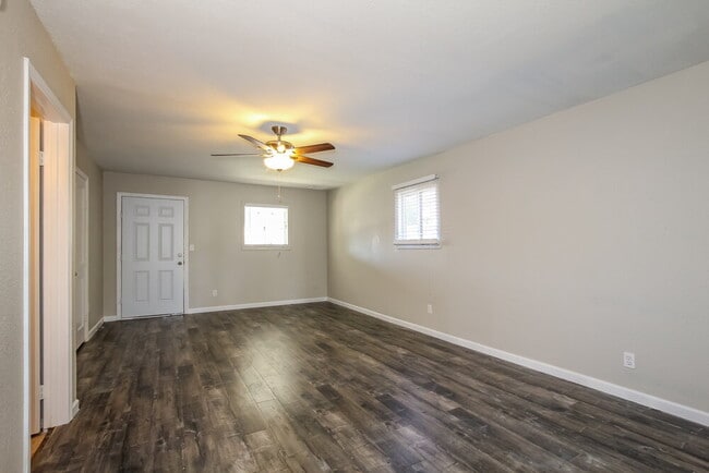 Building Photo - 5523 W Villa Maria Dr