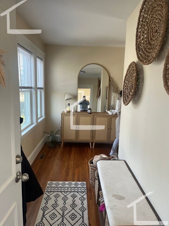 Foto del edificio - 9/1 Sunny, updated 3BR/2BA near Oak Square...