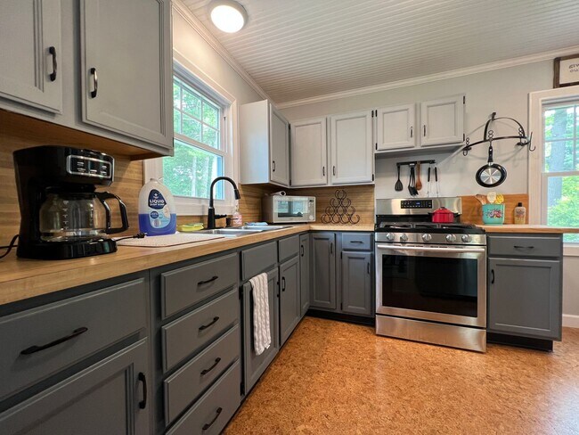 Building Photo - Great Furnished 2BR / 1BA Off-Season Renta...