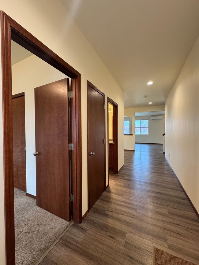 Foto del edificio - Spacious 5-Bedroom Home with Fenced Yard & Oversized Garage