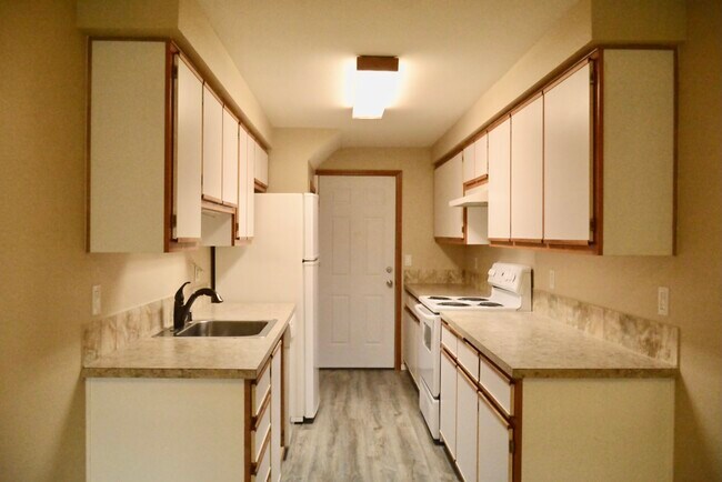 Kitchen - 4013 Plomondon St