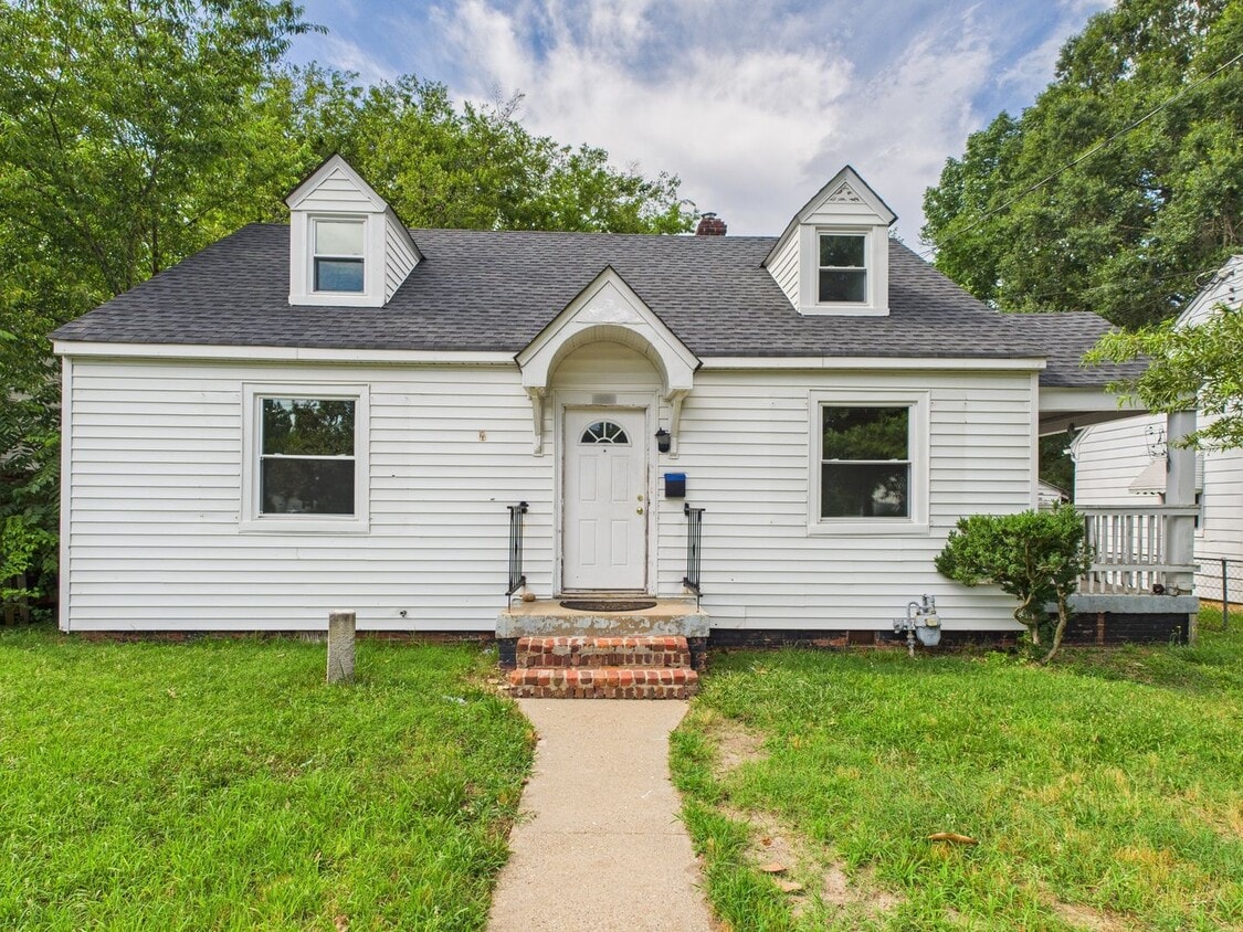 Primary Photo - 3905 Larchmont Ln