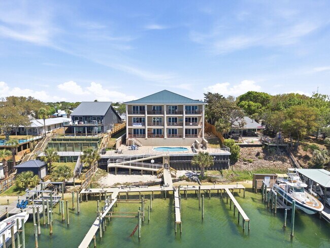 Foto del edificio - 724 Harbor Blvd