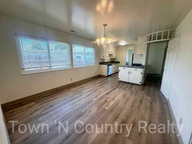 Building Photo - 3 Bedroom 2 Bath Home in North Salinas!