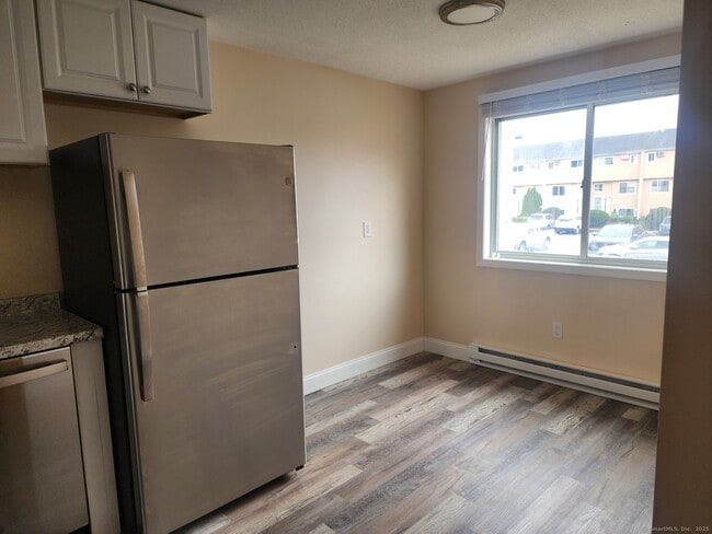 Foto del edificio - 552 Shennecossett Rd