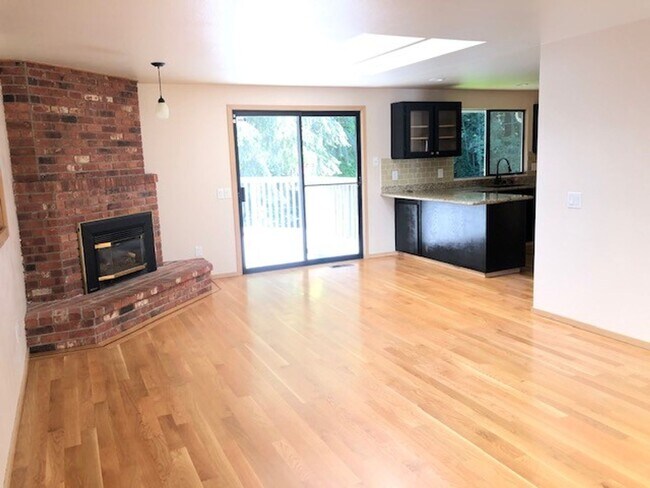 Building Photo - Beautiful 3 Bedroom 2 Bath Home in Mukilteo!