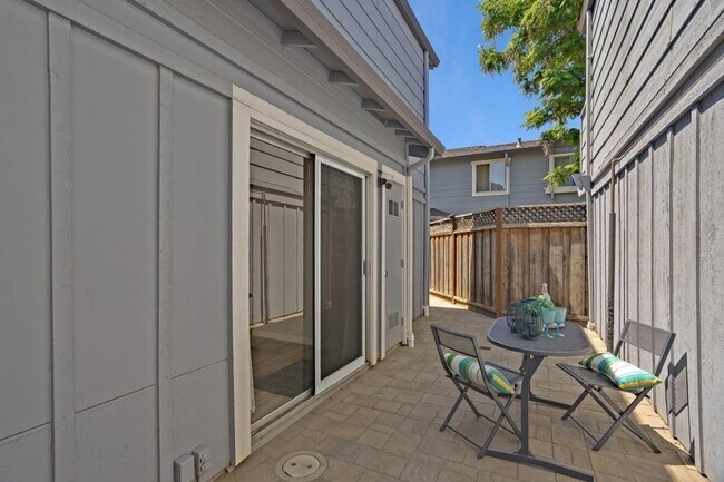 Building Photo - 465 Carpentier Way