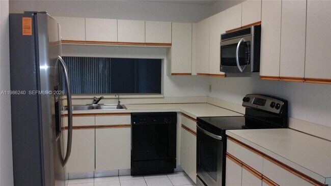 Foto del edificio - 4725 Lucerne Lakes Blvd E