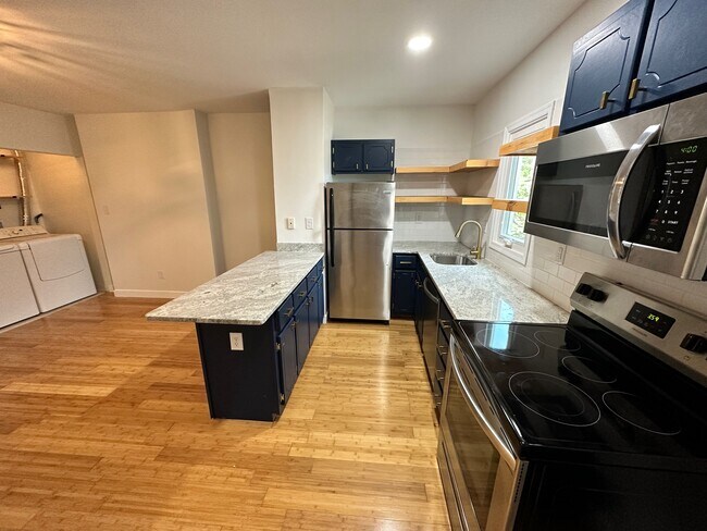 Building Photo - 304 W Clay St