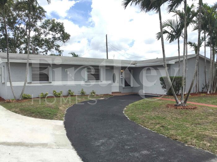 Foto principal - 1955 NW 193rd Terrace