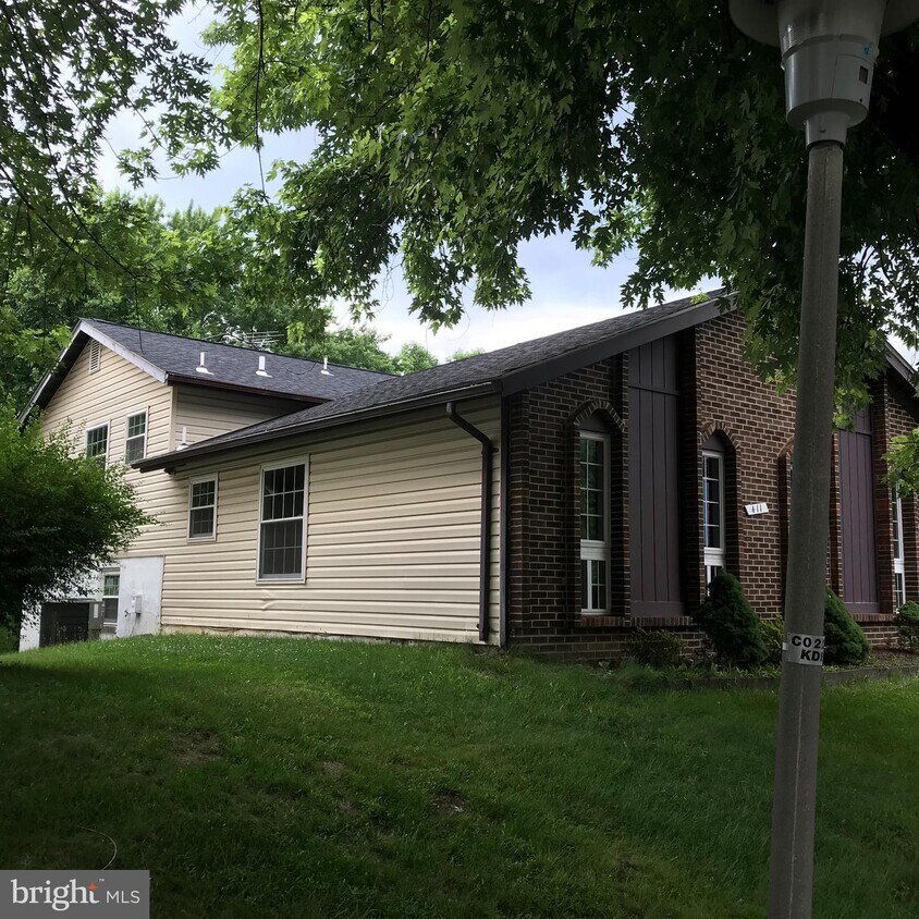 Primary Photo - 411 N Argonne Ave