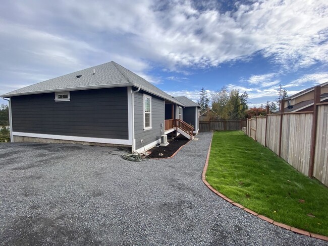 Building Photo - 4 Bedroom Home Close to Town
