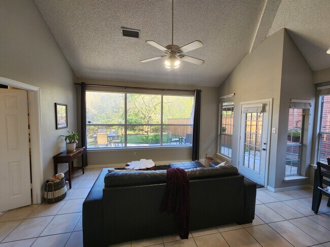 Building Photo - 929 Parker Dr