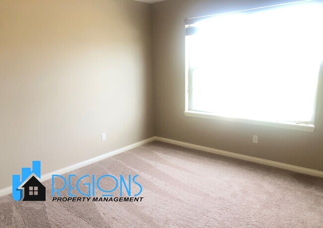 Foto del edificio - Beautiful 5BR 3.5 bathroom house in North East Normal. Large fenced in back yard.